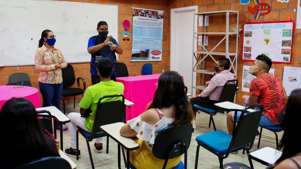 Prosamim capacita moradores do residencial Liberdade em curso de Libras