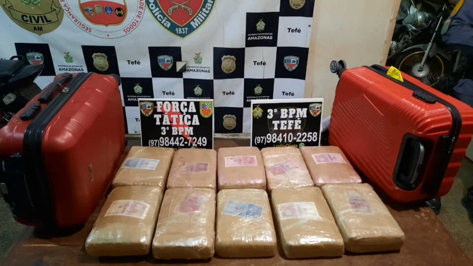 Policiais militares apreendem 16 kg de drogas em embarcação, no porto de Tefé