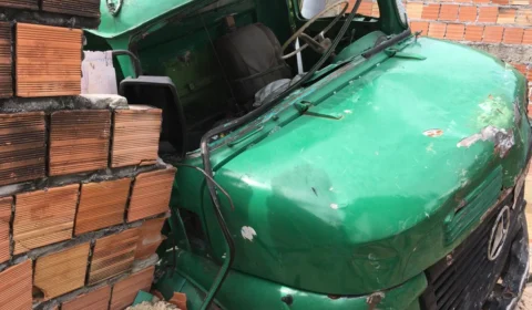 Caminhão desgovernado destrói muro de residências, no Parque São Pedro. Veja estragos!