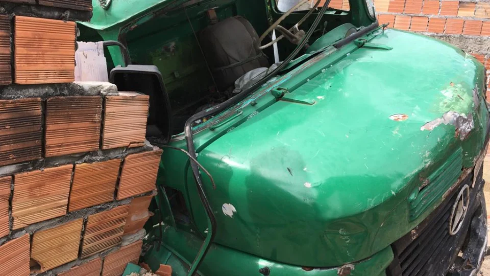 Caminhão desgovernado destrói muro de residências, no Parque São Pedro. Veja estragos!