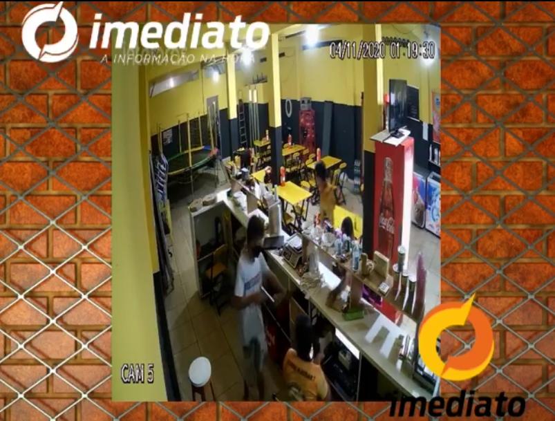 Trio aproveita a madrugada e assalta estabelecimento no Novo Aleixo. Veja vídeo!