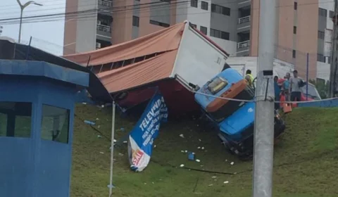 Carreta tomba em frente a supermercado e acaba invadindo muro