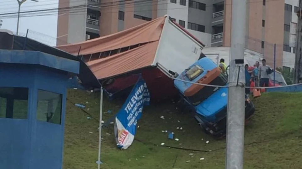 Carreta tomba em frente a supermercado e acaba invadindo muro