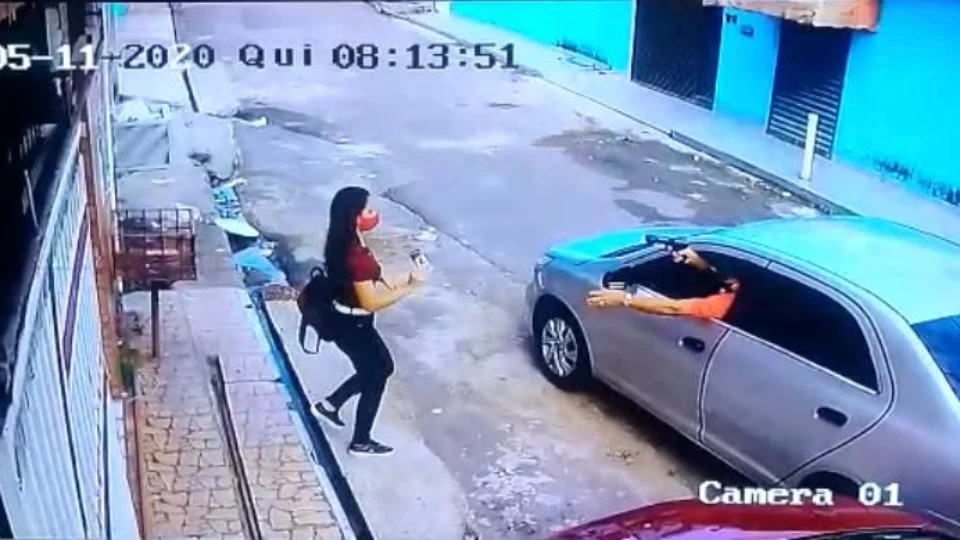 Câmera flagra homem cometendo assalto na Zona Norte. Veja vídeo!