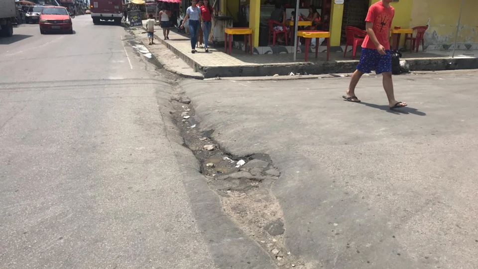 Canaleta prejudica tráfego de veículos na zona Leste de Manaus