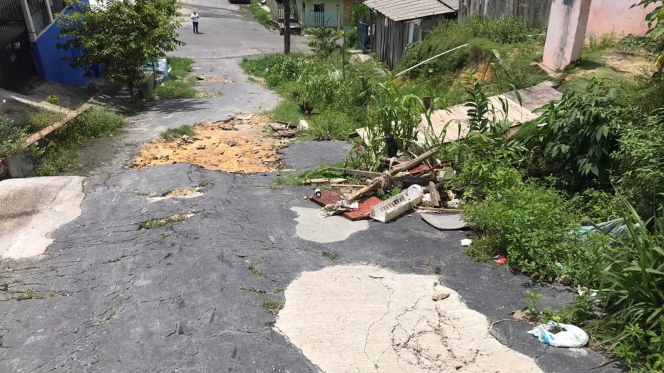 Rua Santa Etelvina está abandonada há cerca de 10 anos