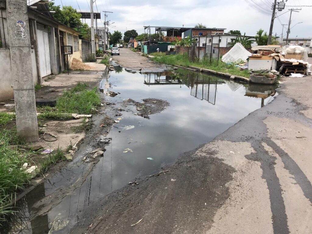 moradores reclamam de rua alagada