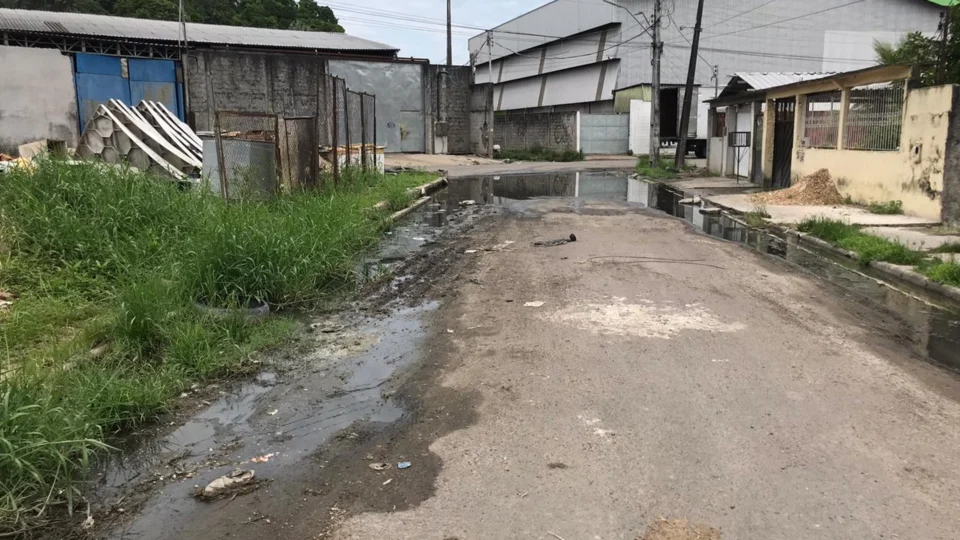 Trabalho mal feito da Prefeitura de Manaus, deixa rua intrafegável