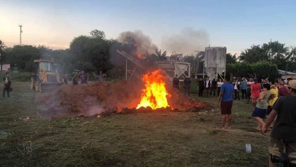 VÍDEOS – Em Codajás, polícia incinera cestas básicas impróprias para consumo; Intuito é de coibir compra de votos