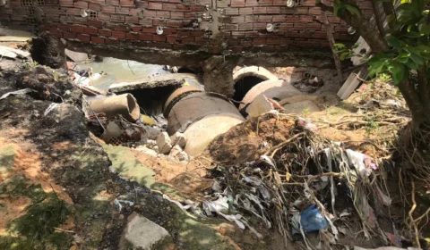 Bueiro estoura com forte chuva, alaga casas e moradores pedem providências da Prefeitura