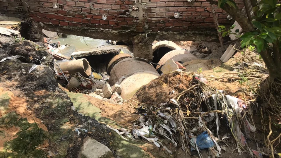 Bueiro estoura com forte chuva, alaga casas e moradores pedem providências da Prefeitura