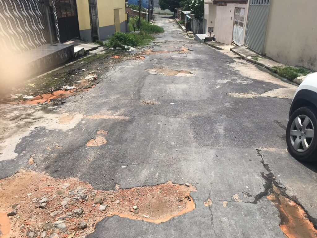 Moradores têm casas alagadas e pedem providências da prefeitura 