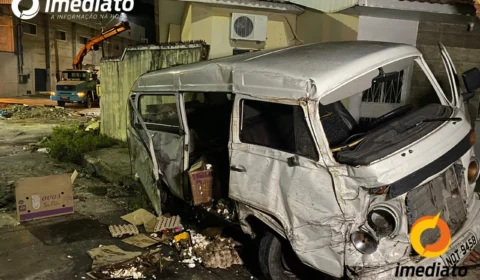 Caminhão desgovernado atinge três carros e deixa duas pessoas feridas, no Santo Antônio