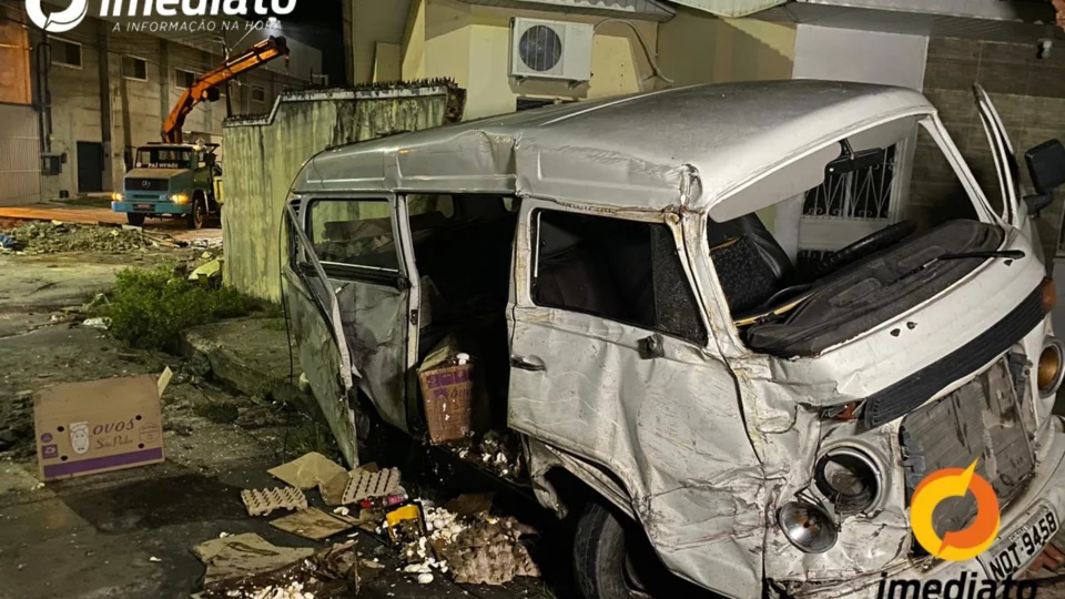 Caminhão desgovernado atinge três carros e deixa duas pessoas feridas, no Santo Antônio