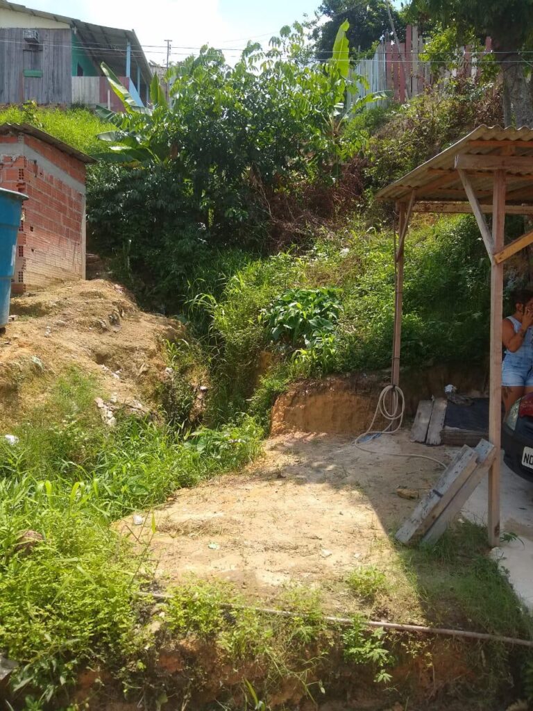 Rua precisa de melhorias.