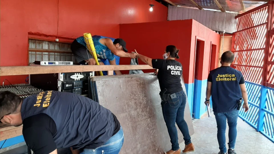 Polícia Civil cumpre mandado de busca e apreensão em comitê eleitoral por divulgar pesquisa falsa em Canutama