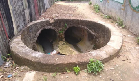 Falta de recapeamento e bueiros sem tampa deixa rua da zona Oeste em completo abandono