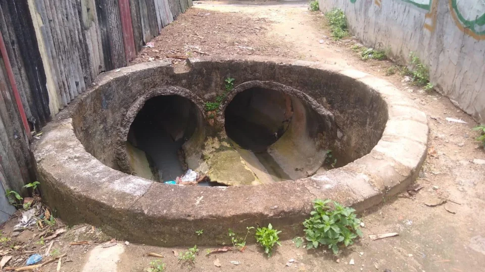 Falta de recapeamento e bueiros sem tampa deixa rua da zona Oeste em completo abandono