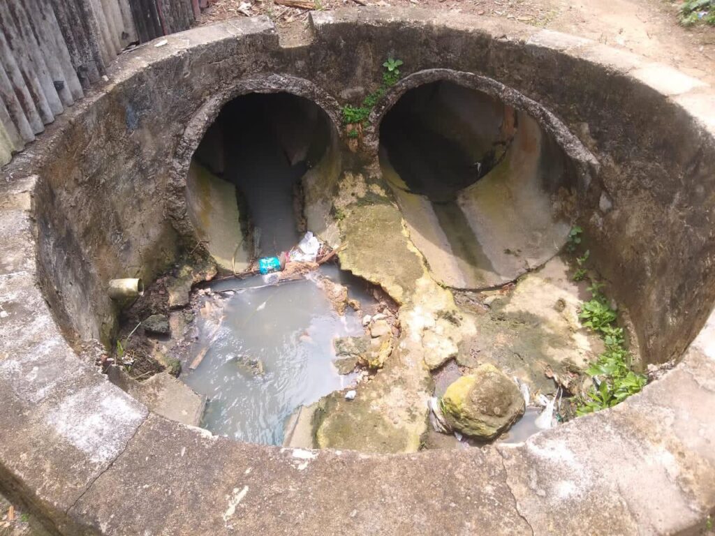 Bueiros a céu aberto em rua