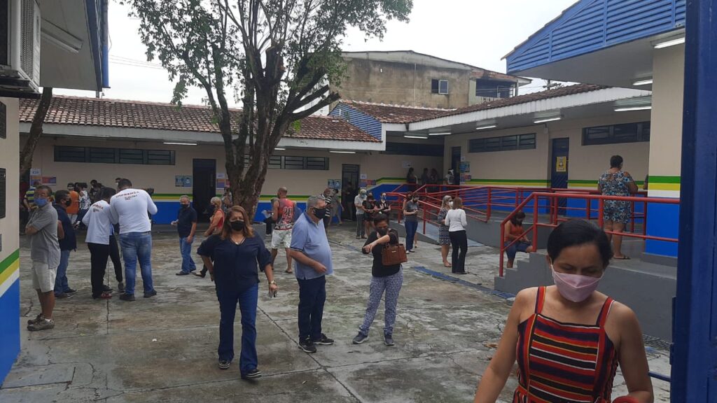 eleitores votam seguindo as normas de segurança