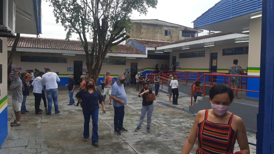 Eleitores votam seguindo as normas de saúde nesta manhã de domingo!