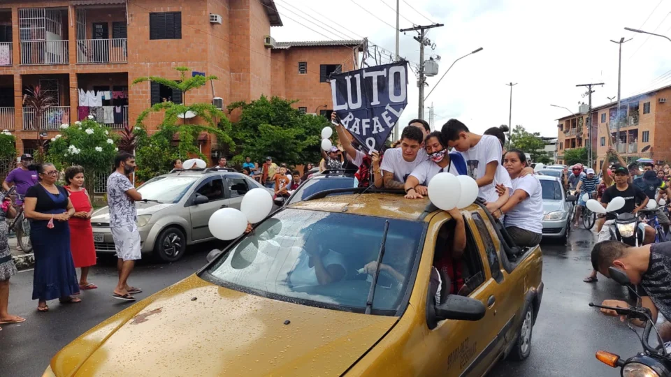 Dor e comoção marcam  último adeus a menino vítima de bala perdida no São Raimundo