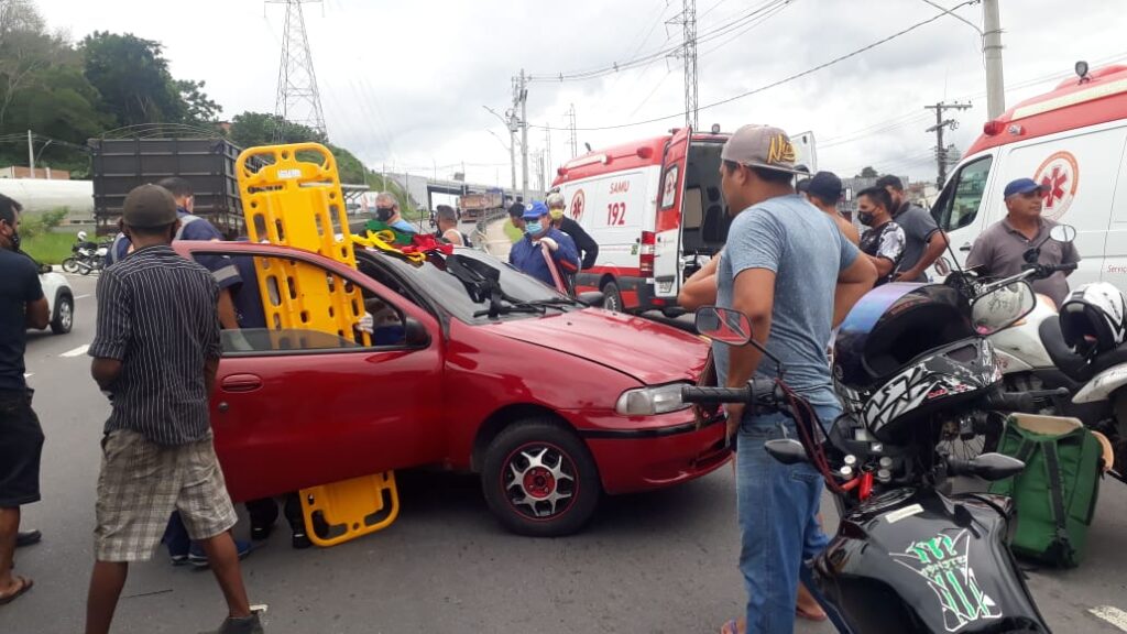 idosos sofrem acidente na avenida Flores