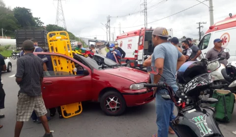 Idosos ficam presos às ferragens após carro ser atingido por carreta