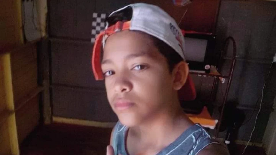 Polícia pede apoio para encontrar adolescente de 13 anos que sumiu após sair da casa da irmã, no AM