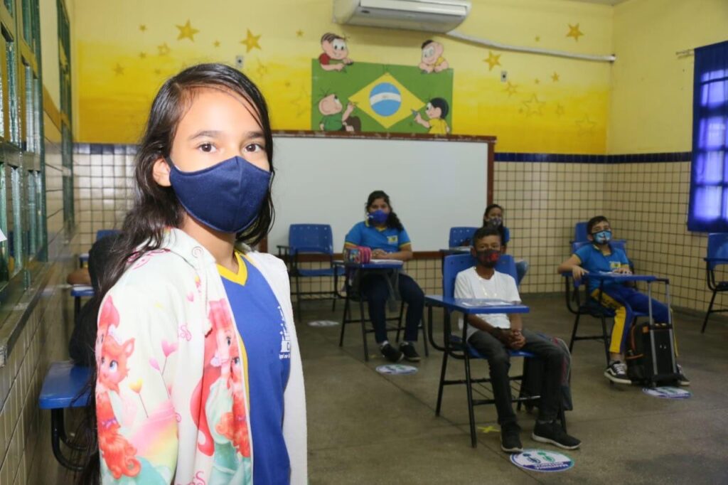 estudantes retornam aulas