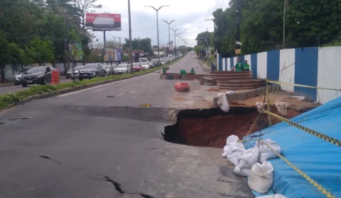 Parte da avenida Mário Ipiranga desaba e trânsito fica comprometido no local