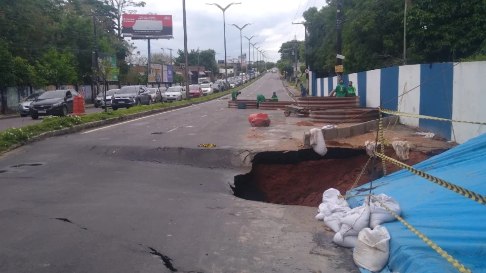 Parte da avenida Mário Ipiranga desaba e trânsito fica comprometido no local