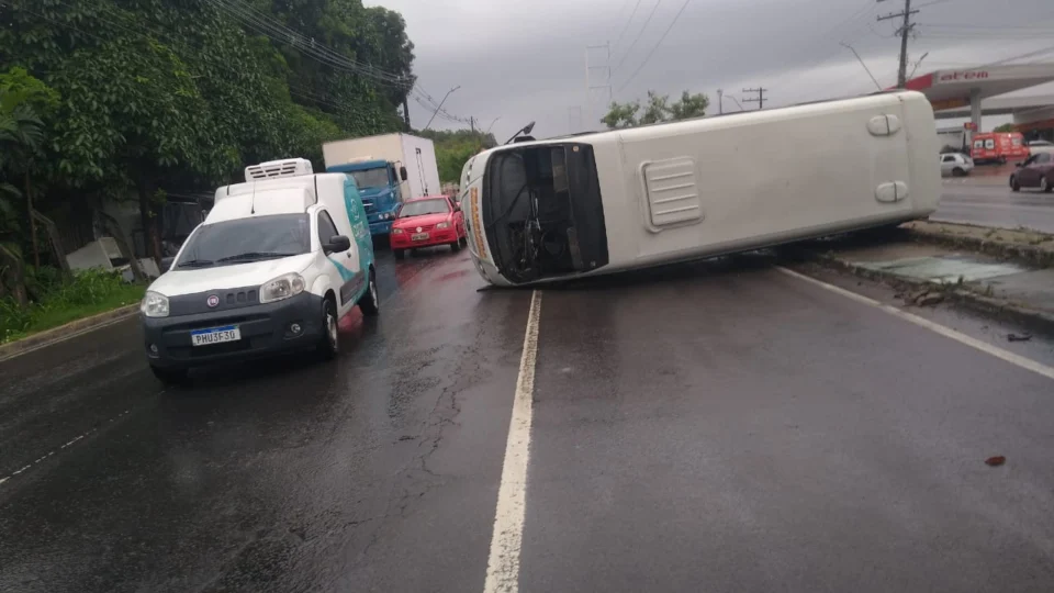 Micro-ônibus particular capota na Avenida Autaz Mirim no Zumbi dos Palmares