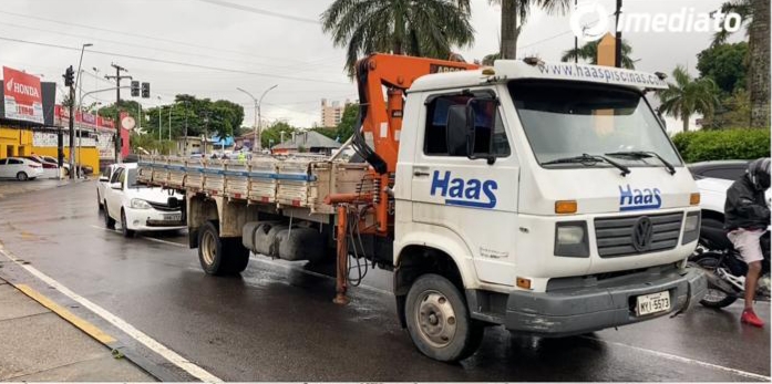 Reparos seguem na Av. Mário Ypiranga para reverter estragos em obra, devido chuva