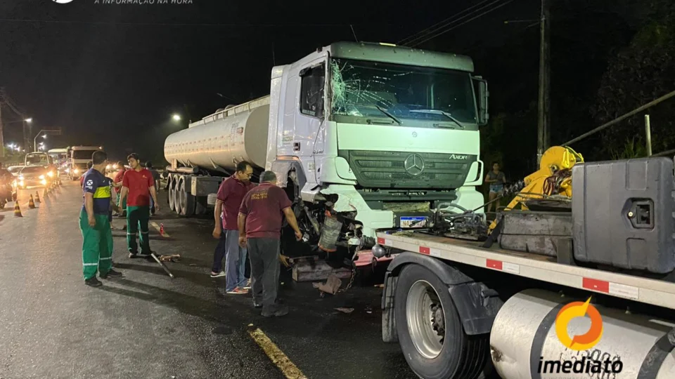 Colisão entre caminhões de combustível causa derramamento de óleo na Avenida das Torres