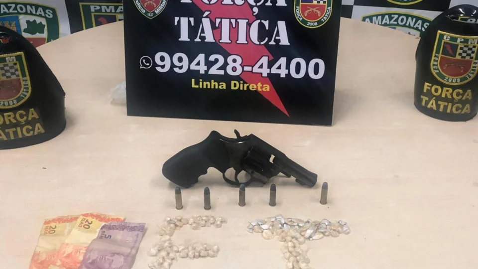 Homem é preso com arma e drogas na zona Leste