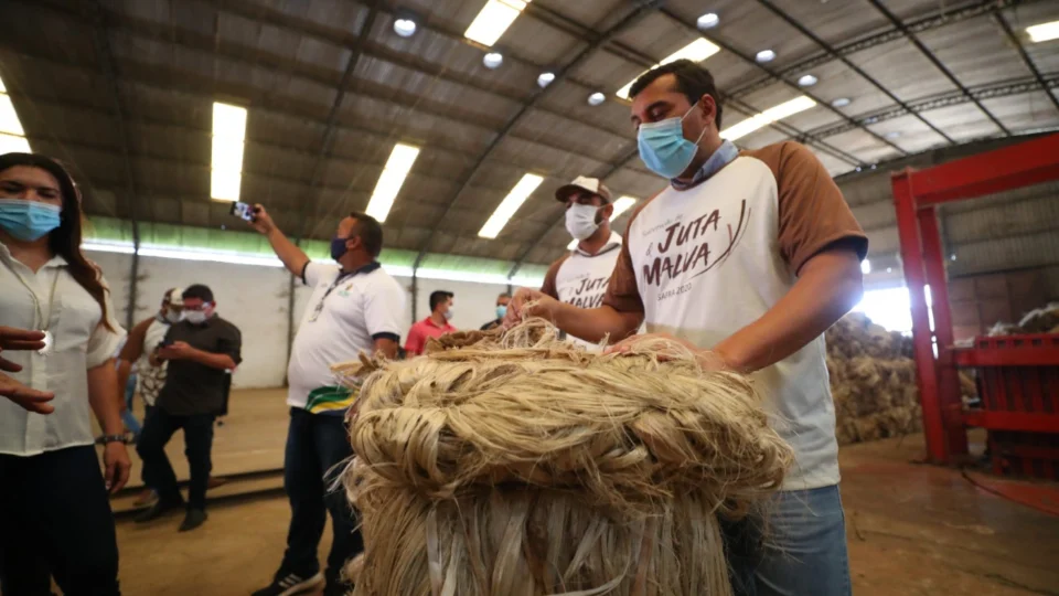 Em Manacapuru, Wilson Lima visita fábrica de juta e malva que terá produção valorizada com pagamento da subvenção