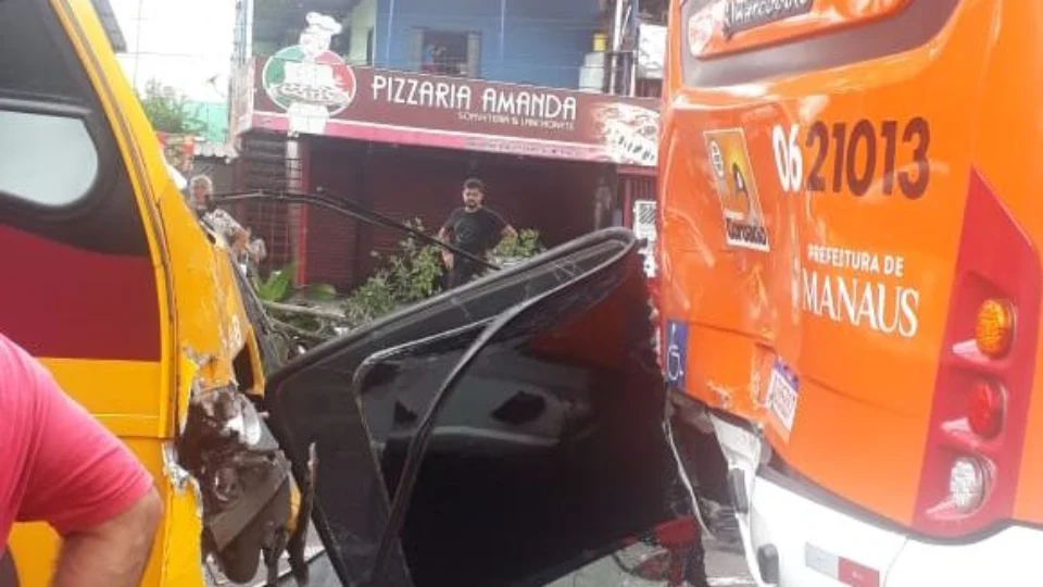Acidente entre “Amarelinho” e ônibus coletivo deixa 4 feridos; Veja vídeo!