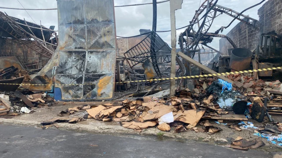 Incêndio no Armando Mendes deixa 3 pessoas feridas; Veja imagens!
