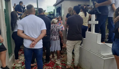 David Almeida se emociona no cemitério ao carregar caixão de sua mãe