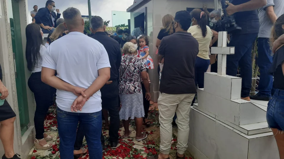 David Almeida se emociona no cemitério ao carregar caixão de sua mãe