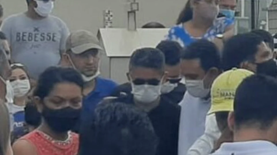 VÍDEO | Muita emoção no enterro de dona Rosa, mãe de David Almeida