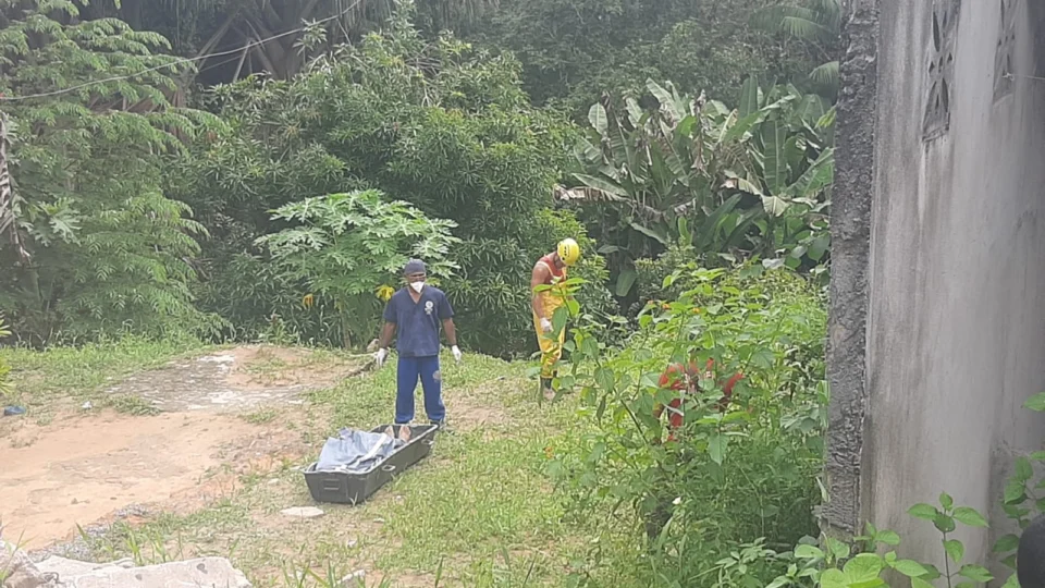 Cadáver enterrado foi encontrado em área de mata com os pés para fora; Veja Imagens!
