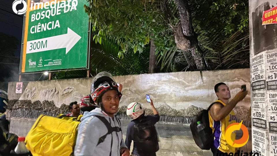 Grupo de entregadores de delivery resgata bicho-preguiça no bairro Aleixo