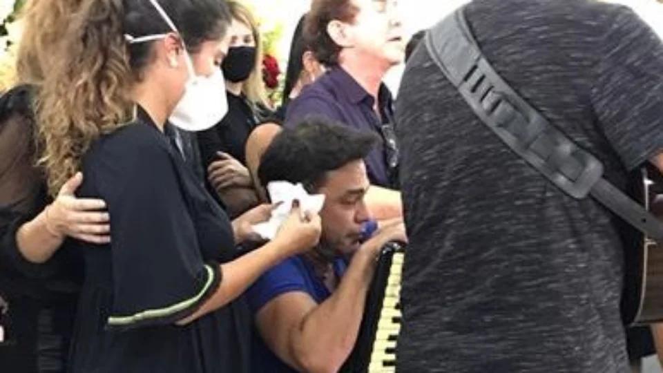 Emocionado, Zezé Di Camargo é amparado pela família na despedida do pai