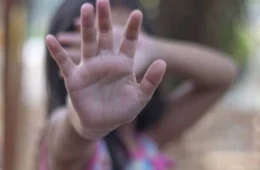 Pai é preso suspeito de abusar das três filhas após morte da mãe