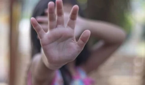 Pai é preso suspeito de abusar das três filhas após morte da mãe