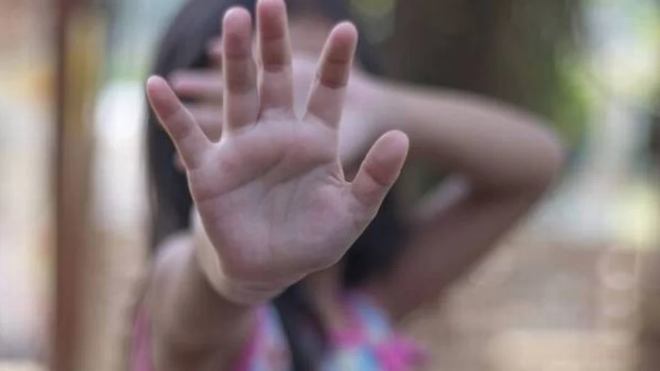 Pai é preso suspeito de abusar das três filhas após morte da mãe