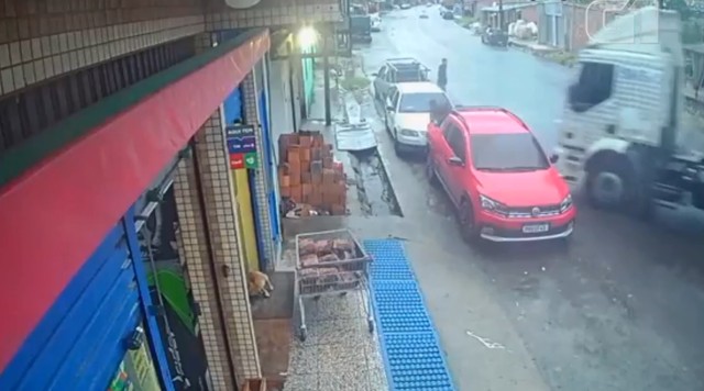 Após perder o controle, caminhão desliza em pista molhada e quase atinge casal