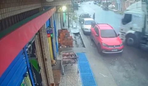 VÍDEO | Caminhão perde controle e quase atinge casal